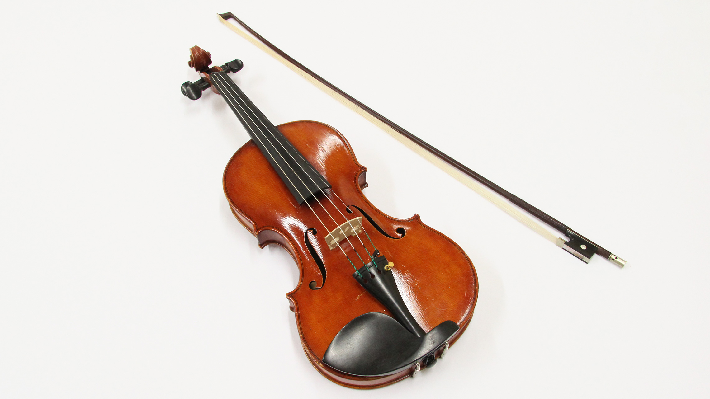 Fotografia do violino em fundo branco